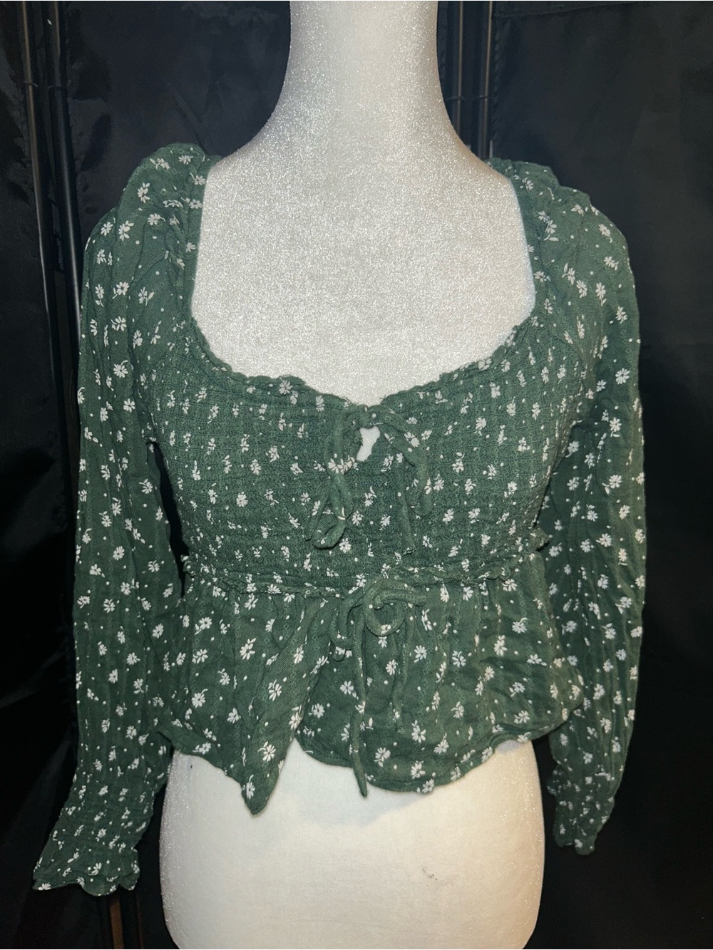 🪲American Eagle Floral green babydoll peplum top!🪴